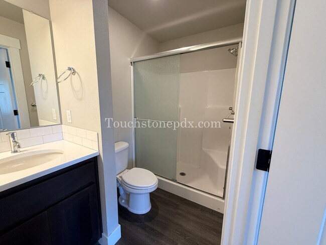 Building Photo - Charming 3 Bed, 2 Bath Townhome with Garage in Beautiful Sandy