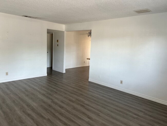 Building Photo - Please contact Vaughn Realty to set up an ...