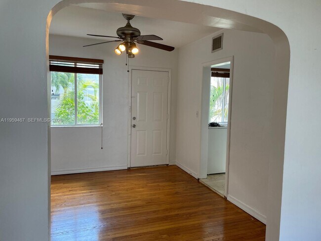 Building Photo - 530 SW 10th St