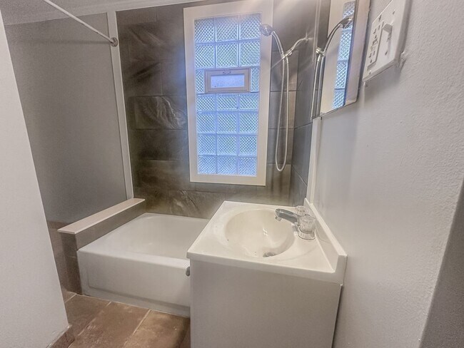 Building Photo - 41 Caledonia St NE