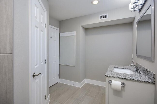 Building Photo - 935 La Posada Dr