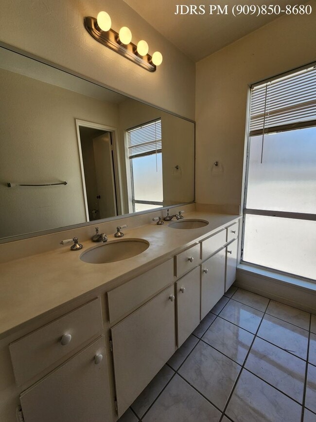 Building Photo - Fullerton 3 Bedroom Townhouse