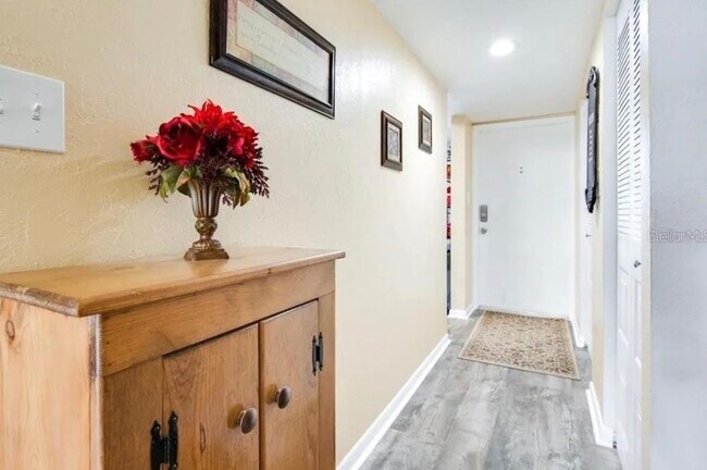 Building Photo - 2900 Cove Cay Dr