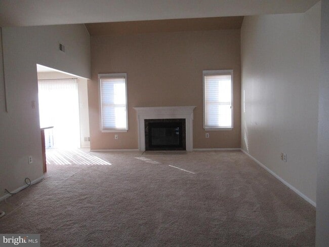 Building Photo - 14 Beverly Ct