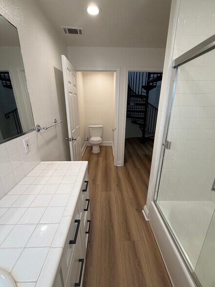Building Photo - 3111 Bayview Dr