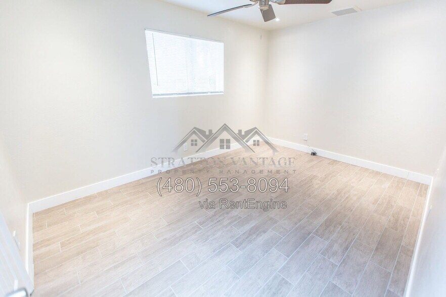 Building Photo - 2533 E Blanche Dr
