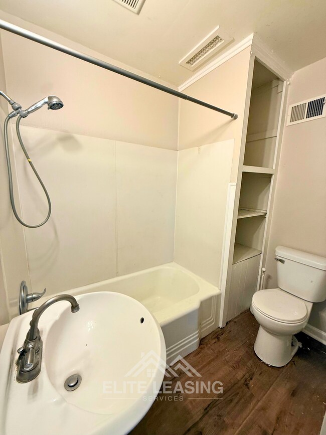 Building Photo - Updated 2 Bedroom Duplex – Available Now