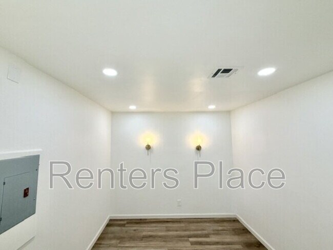 Building Photo - 2214 S Poplar St