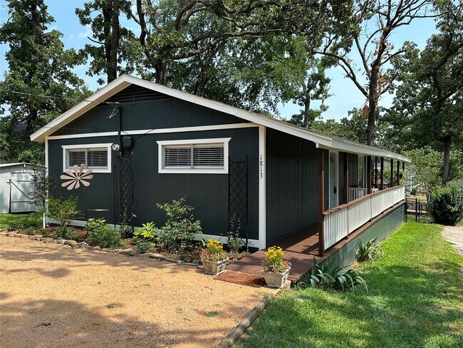 Building Photo - 1813 Oak Shore Dr