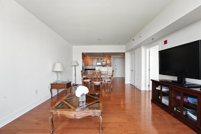 Building Photo - 1025 Maxwell Ln