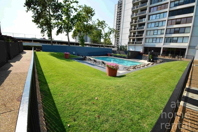 Building Photo - 410 W 7th St