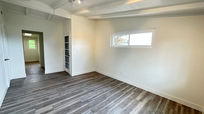 Building Photo - Remodeled 3 bd in Vista with large garage