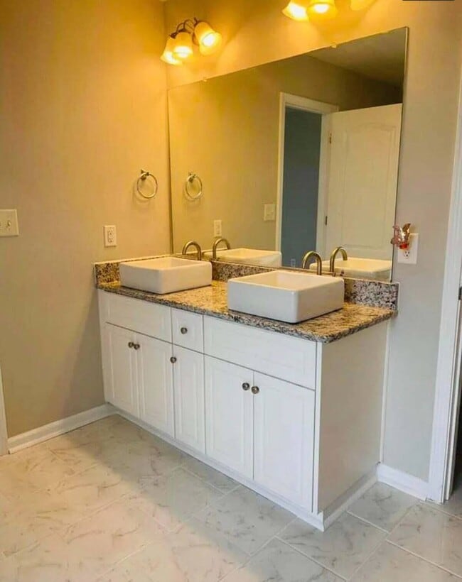 Building Photo - 1424 Oxpens Rd