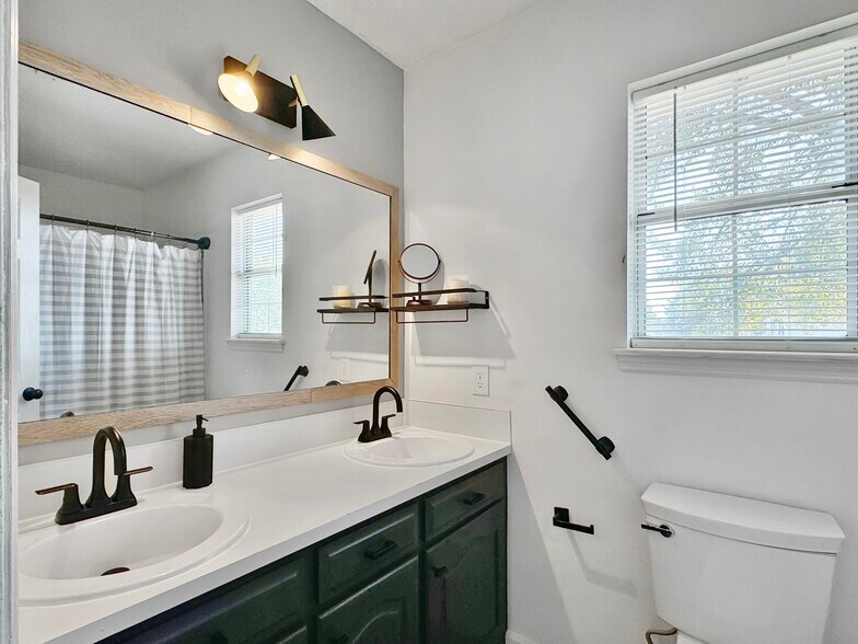 en-suite bathroom - 7900 Elderberry Cir