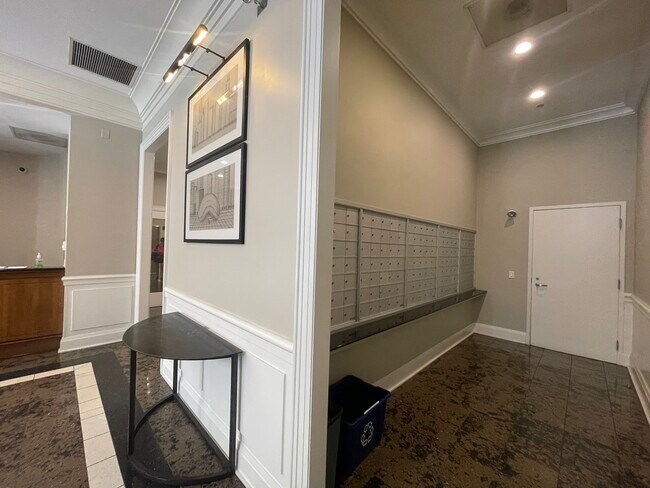 Building Photo - 630 N State St
