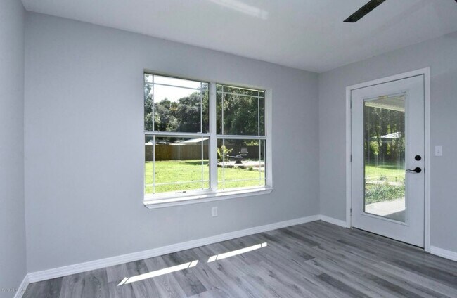 Building Photo - Stunning Home - Large Lot with 2 Car Garage!