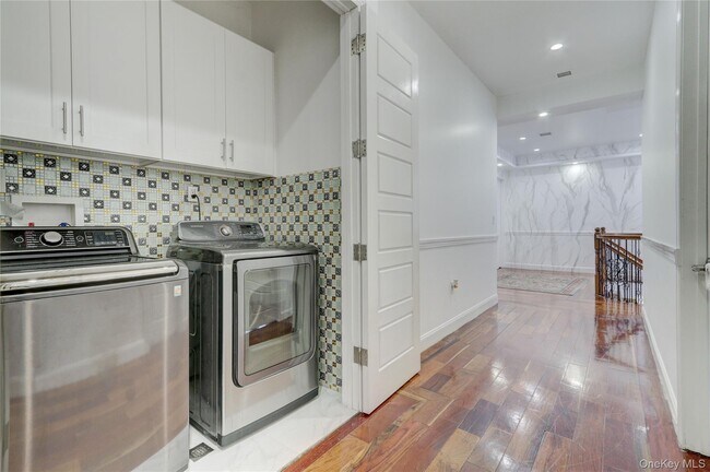 Building Photo - 120 Majestic Dr