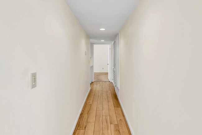 Building Photo - 48594 Oakwood Way