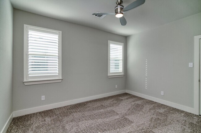 Building Photo - GORGEOUS 3 BEDROOM TOWNHOUSE LOCATED IN FORT WORTH!
