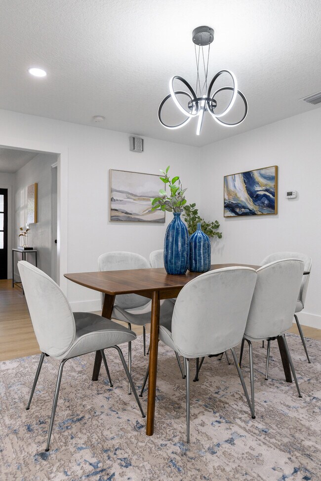 Building Photo - Newly Renovated Pool Home