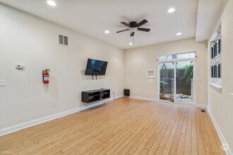 Building Photo - 4 br, 3 bath Triplex - 2129 N 17TH ST Unit...