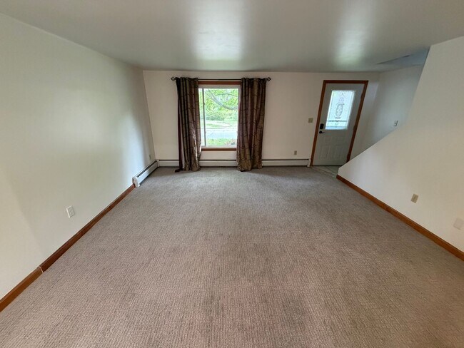 Building Photo - Beautiful 4 Bed / 2 Bath, Single Family Home. Close to Downtown Northampton!