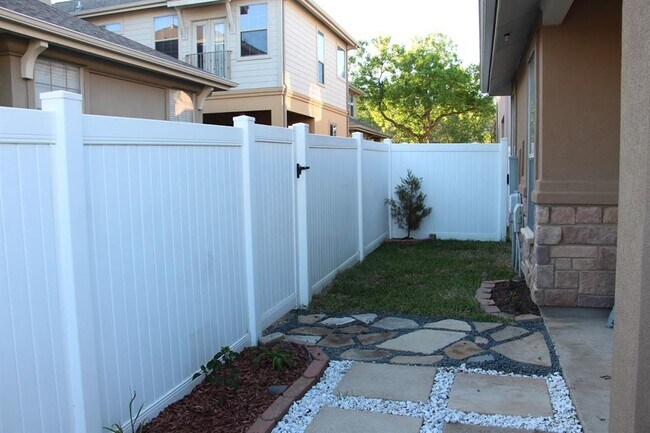 Building Photo - 12800 Venice Ln