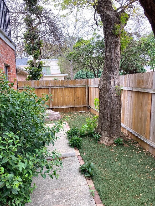 Building Photo - Maintenance free living in this updated condo