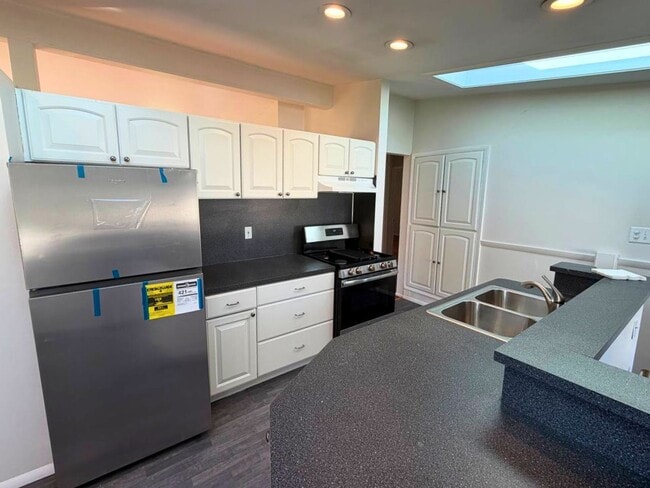 Building Photo - Updated Ranch with New Appliances