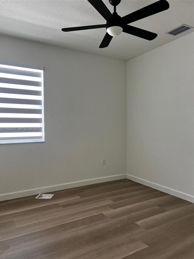 Building Photo - 2651 SE 24th Dr