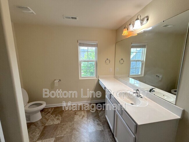 Building Photo - 1321 Waylon Ave