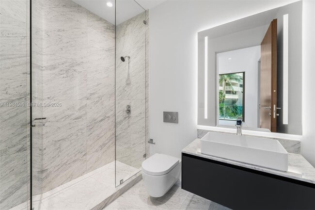 Building Photo - 5 Grove Isle Dr