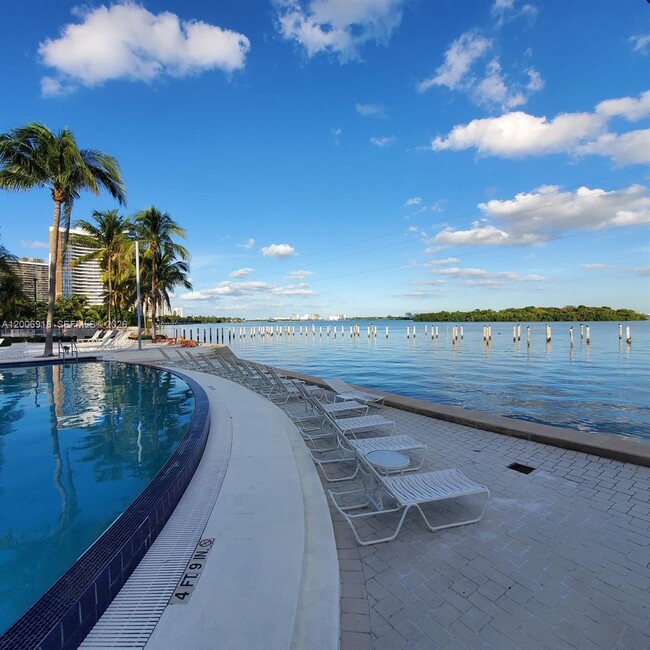 Building Photo - 650 NE 64th St