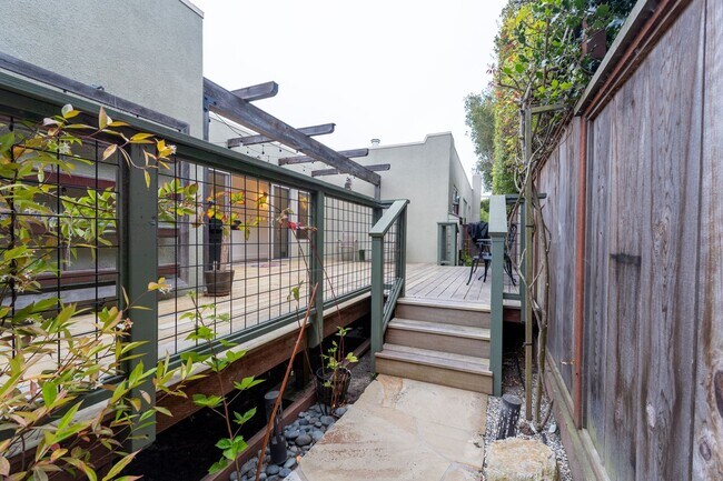 Building Photo - Forest Avenue Hideaway