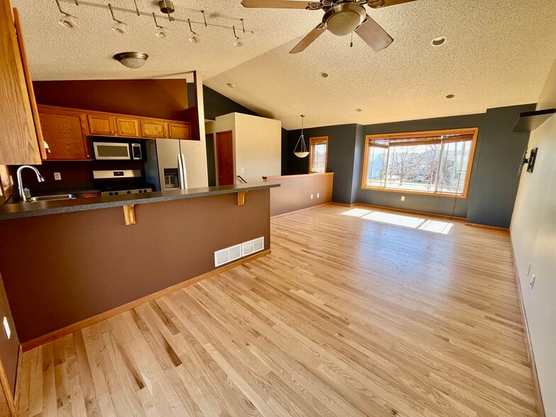 Building Photo - 817 Jack Russell Ave