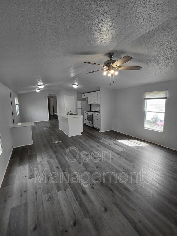 Building Photo - 301 Mantle Ave