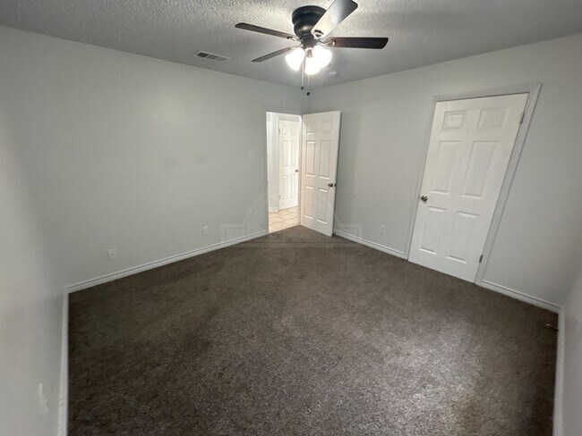 Building Photo - 4804 Cedarhill Cir