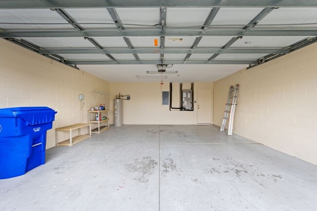 Building Photo - Immaculate 3 Bedroom Home in Gated Community - Stonefield