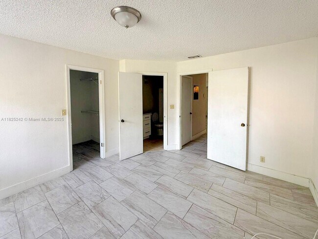 Building Photo - 3440 Pinewalk Dr N