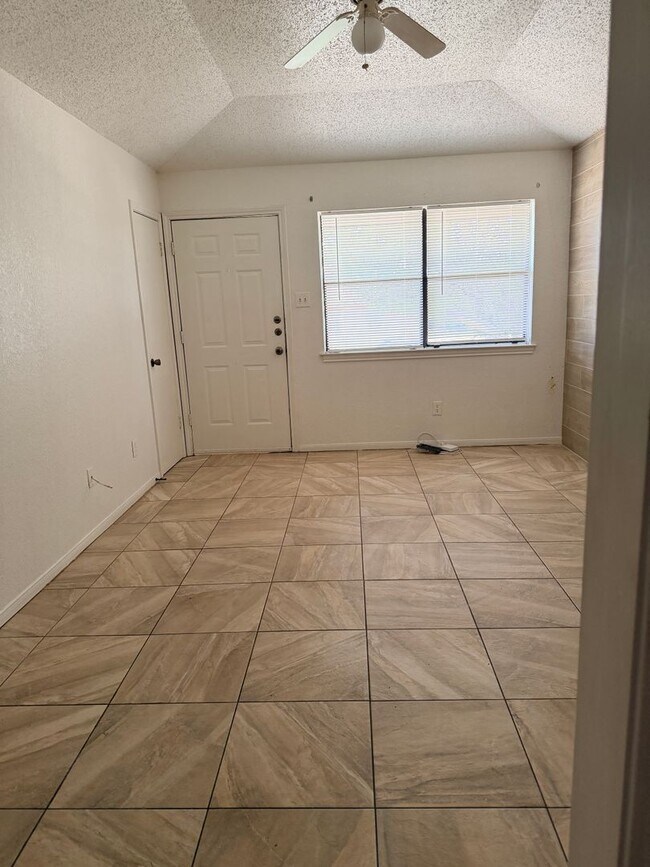 Building Photo - 205 Horseshoe Dr