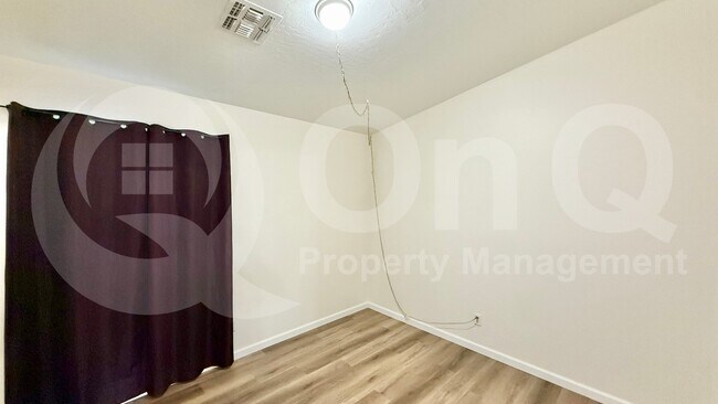 Building Photo - 417 E Cantebria Dr