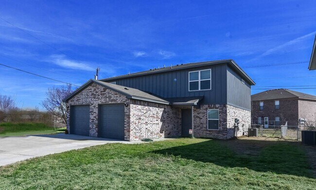 Building Photo - 2816 Leroy Cir