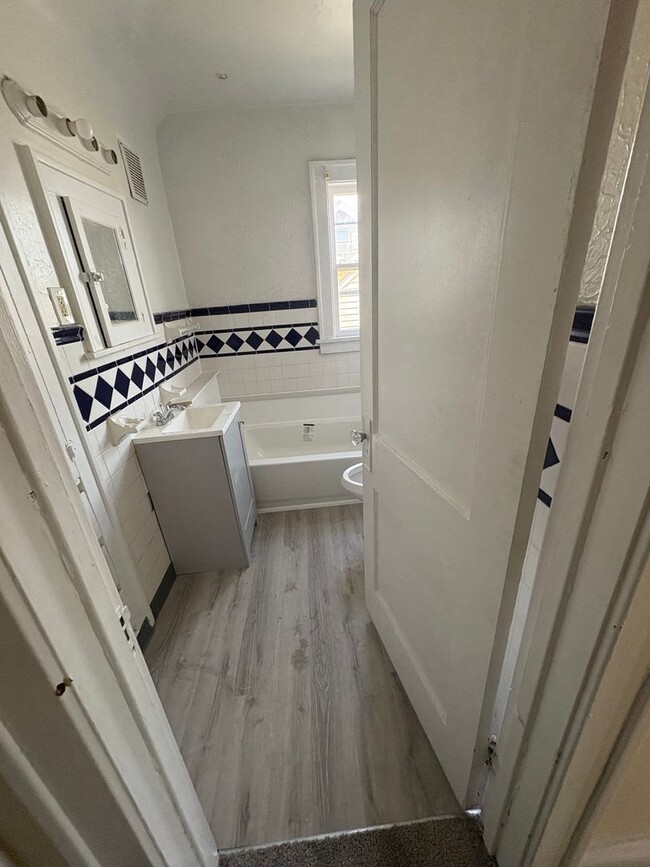 Building Photo - 11110 Vernon Ave