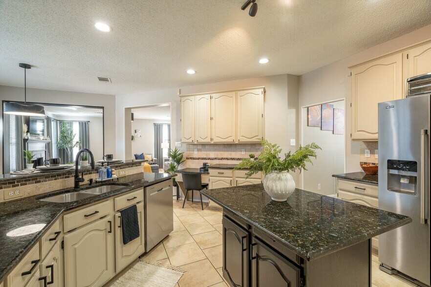 Kitchen - 707 Cottonwood Bend Dr