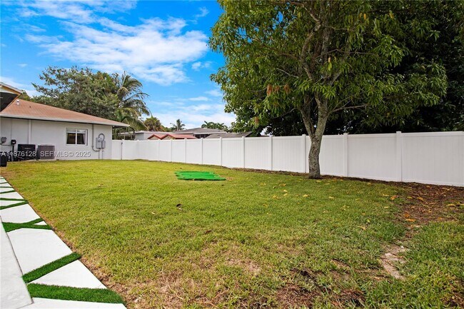 Building Photo - 14840 NE 8th Ave