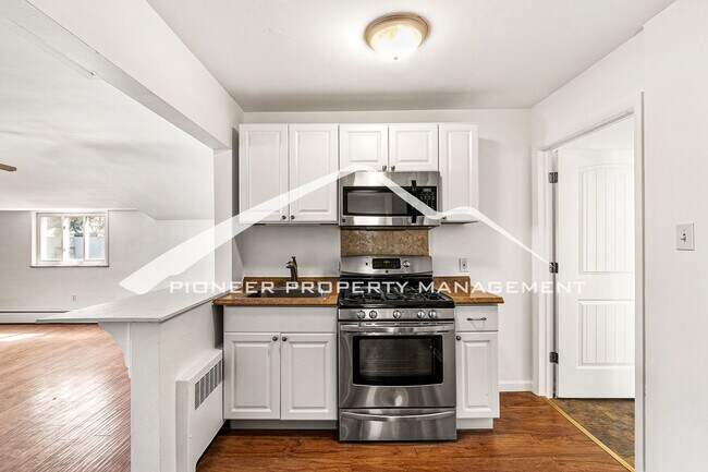 Building Photo - Spacious Home with Fenced Yard and Washer/Dryer
