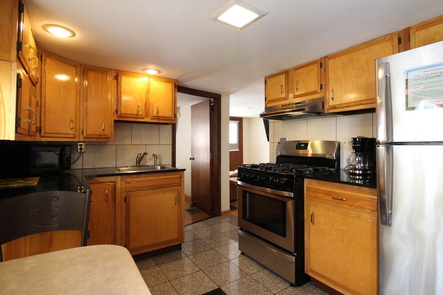 Kitchen with lots of cabinet space - 119 Chestnut St