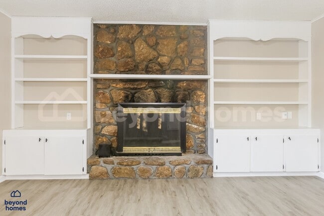 Building Photo - Your Dream Family House with 4 Bed and 2 Full Bath is Ready for Move-In!