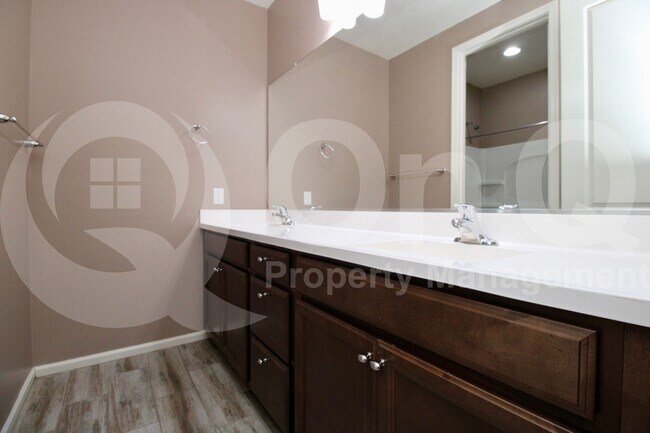 Building Photo - 3080 S Jasmine Dr