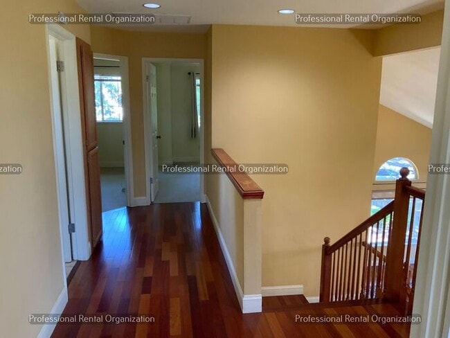 Building Photo - Beautiful Eastside 4 Bedroom, 3 Full baths in quiet neighborhood